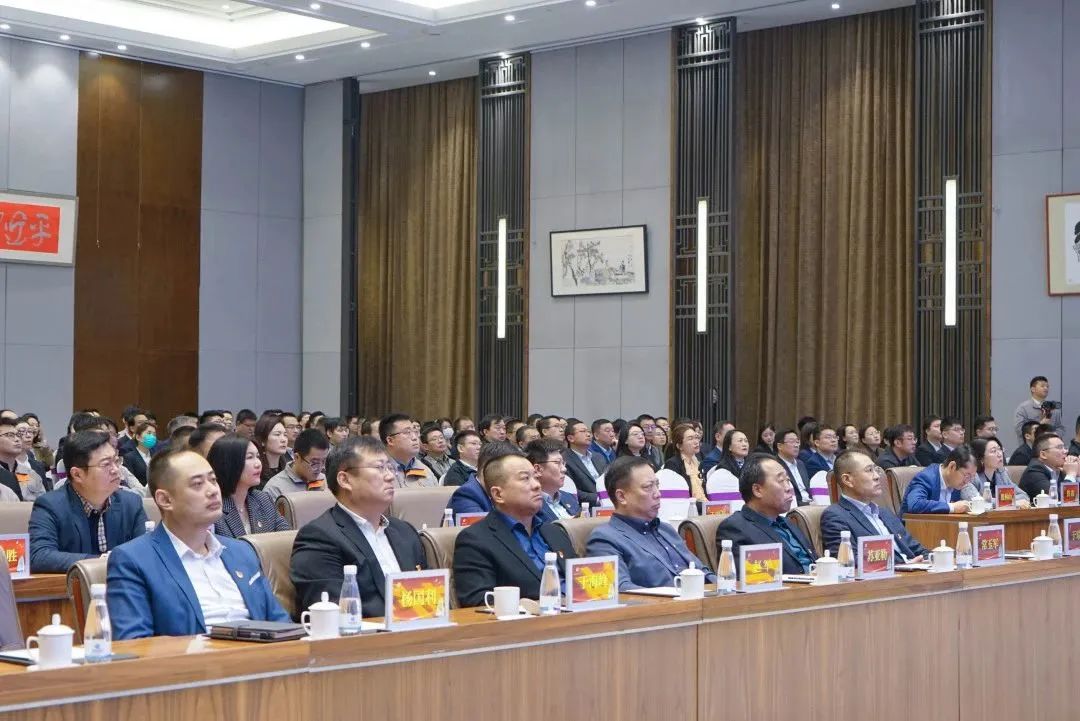 弘揚勞模精神 貢獻青春力量<br>瑞源控股集團“慶五一、迎五四”表彰大會圓滿召開，文達通股份多人獲獎！  ?