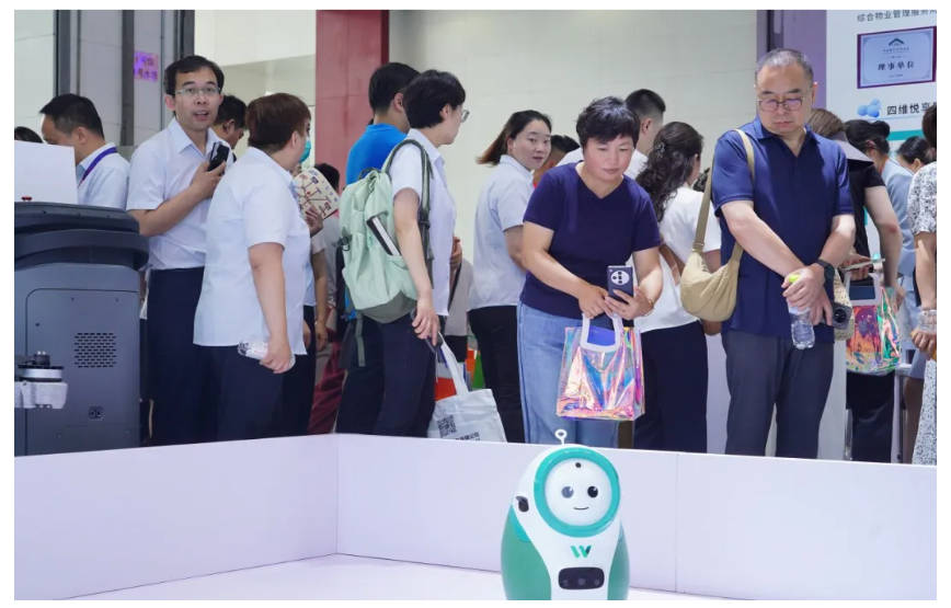 文達通股份攜”數智物業全鏈解決方案”亮相中國物博會，“AI+機器人”定義智慧物業新標桿
